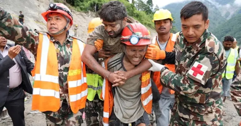 ত্রিশূলী-৩এ টানেল থেকে জীবিত উদ্ধার সঞ্জয় সাহকে বহন করছেন উদ্ধারকর্মীরা